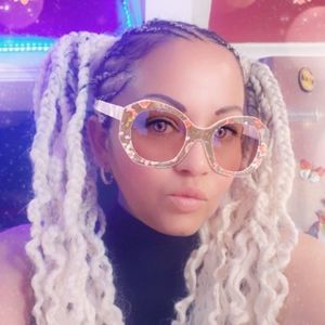 Meet your Posher, Oneyda